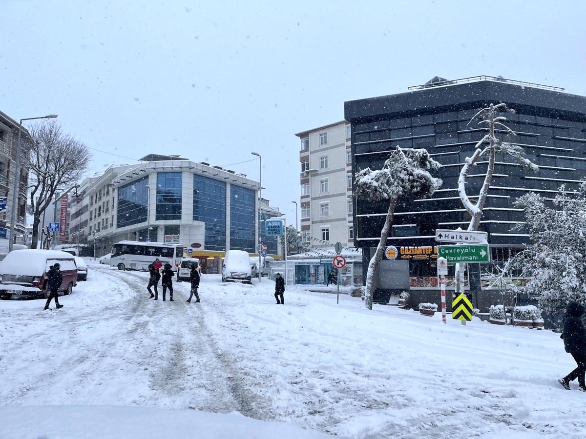 İstanbul\'da trafiği kilitleyenler, kar lastiksiz yola çıkan ticari araçlar oldu