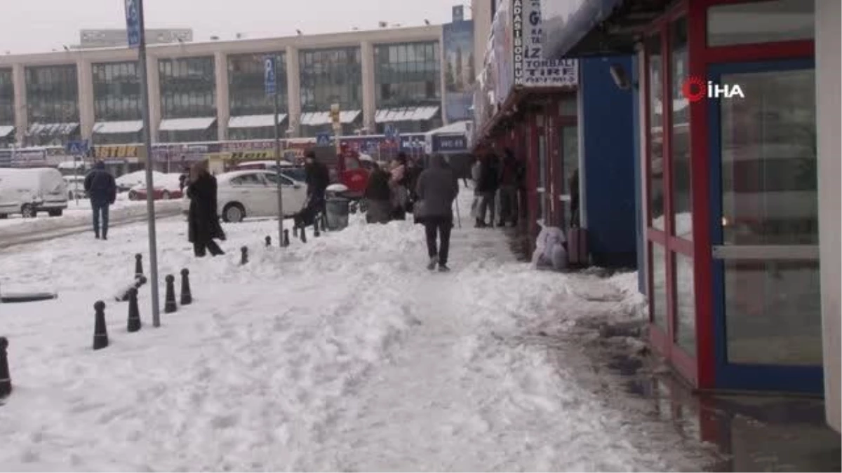 İstanbul\'da yoğun kar yağışı nedeniyle şehirler arası otobüs seferleri durduruldu