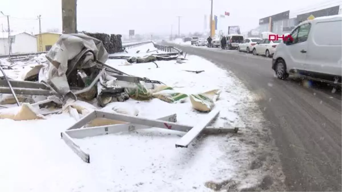 İSTANBUL-PENDİK\'TE BUZLANAN YOLDA TIR DEVRİLDİ