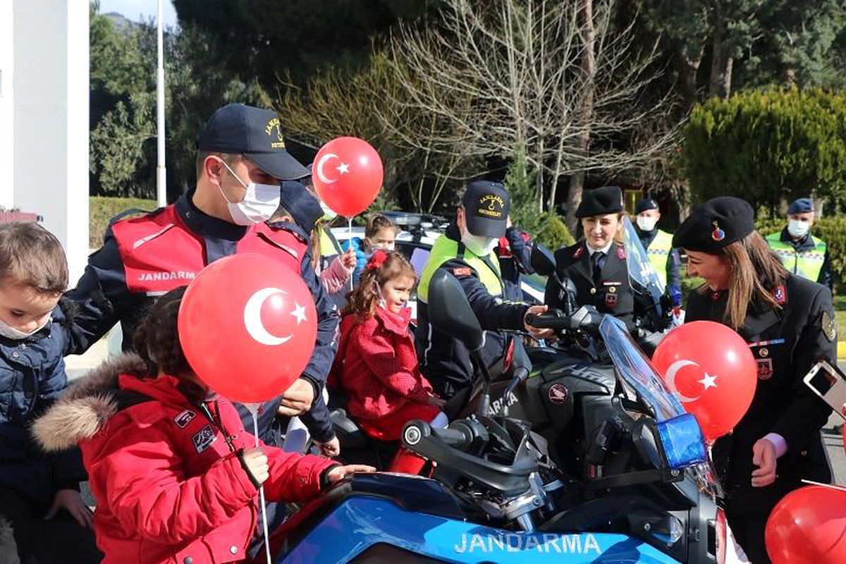 Son dakika haber... Jandarma minik öğrencileri ağırladı