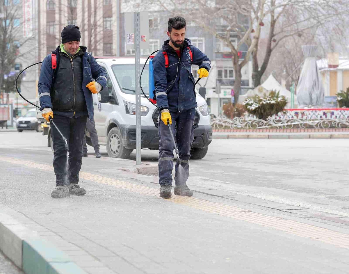 Kaldırımlarda buzlanmaya karşı solüsyon uygulandı