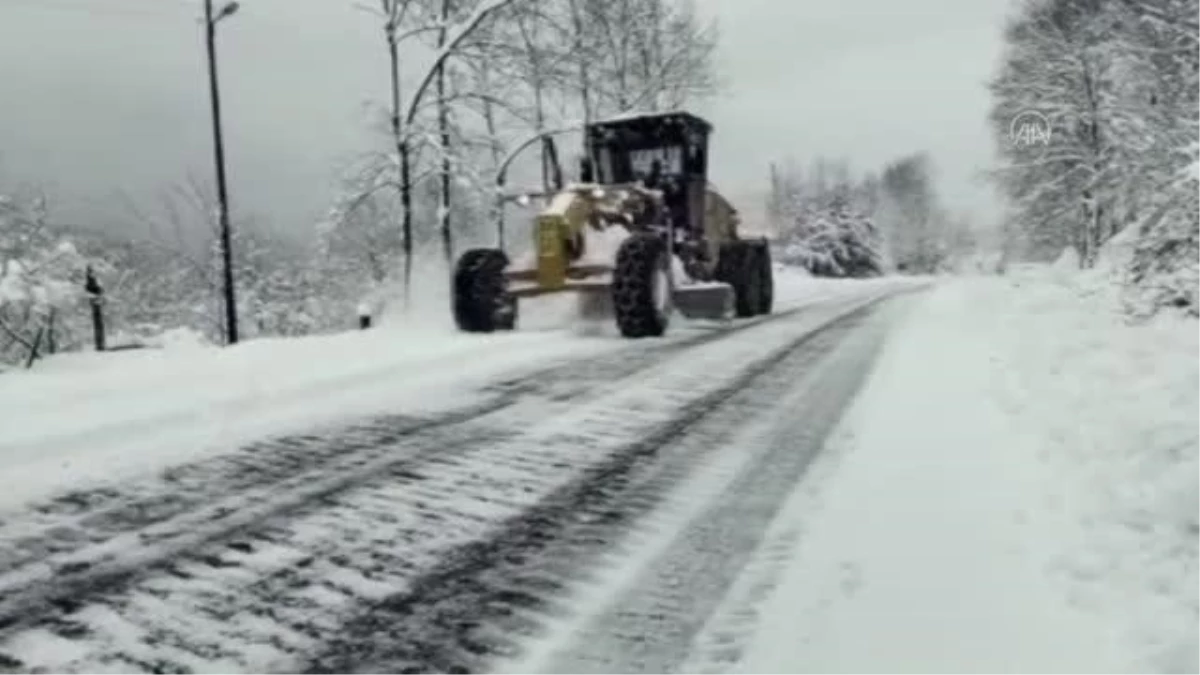 Kar nedeniyle yolda kalan araçlar kurtarıldı