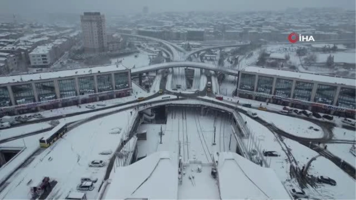 Kar ulaşımı da vurdu: Şehirlerarası otobüs seferleri iptal edildi- Kar altında kalan Esenler Otogarı havadan görüntülendi