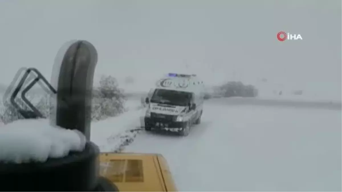 Kardan yolu kapanan köydeki yaşlı kadın için seferber oldular