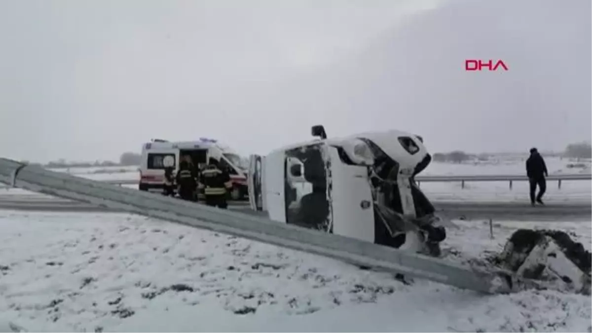 KARLI YOLDA KAYAN ARAÇ REFÜJDEKİ DİREĞE ÇARPARAK YAN YATTI 3 YARALI