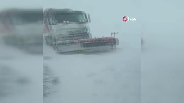 Karlı yolda kayan araçlar ambulansa çarptı