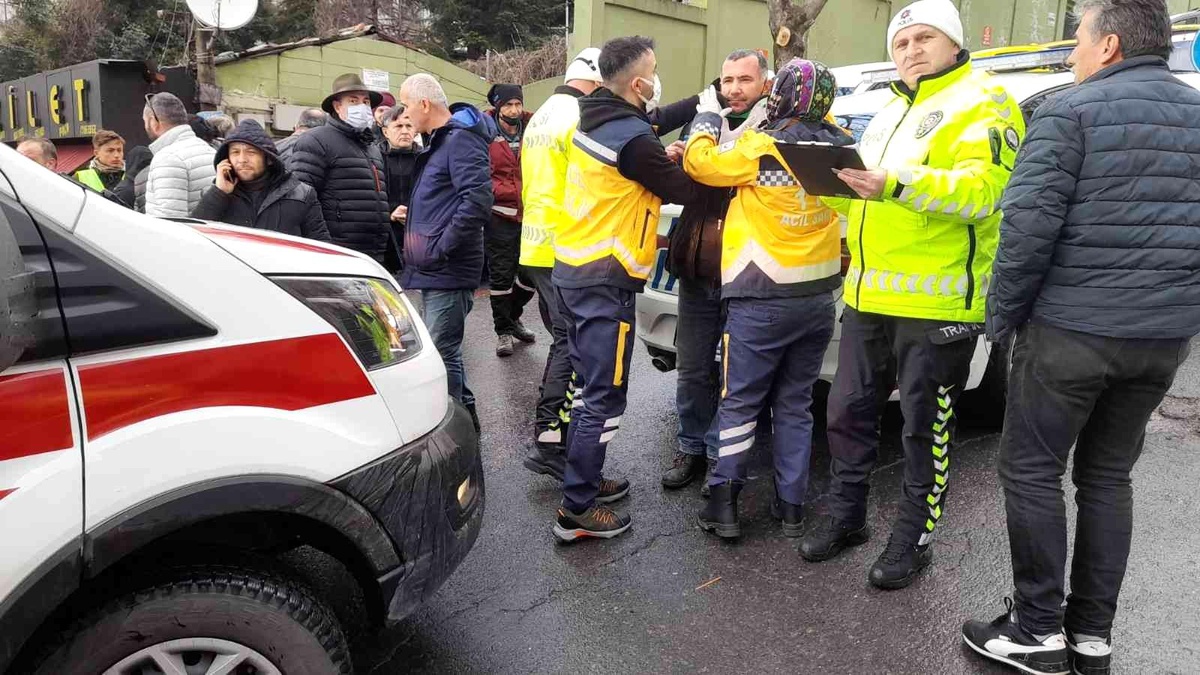 Karlı yolda kayan otomobil 3 araca çarparak durabildi