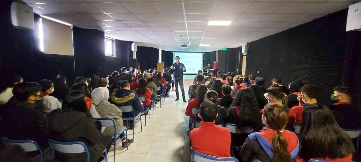 Son dakika haberleri! Kars\'ta polis lise öğrencilerine bilgilendirdi