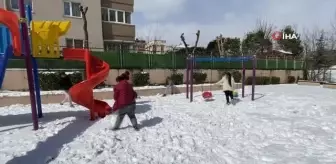 Kartal'da karın keyfini çocuklar çıkardı: kartopu oynayıp kardan adam yaptılar