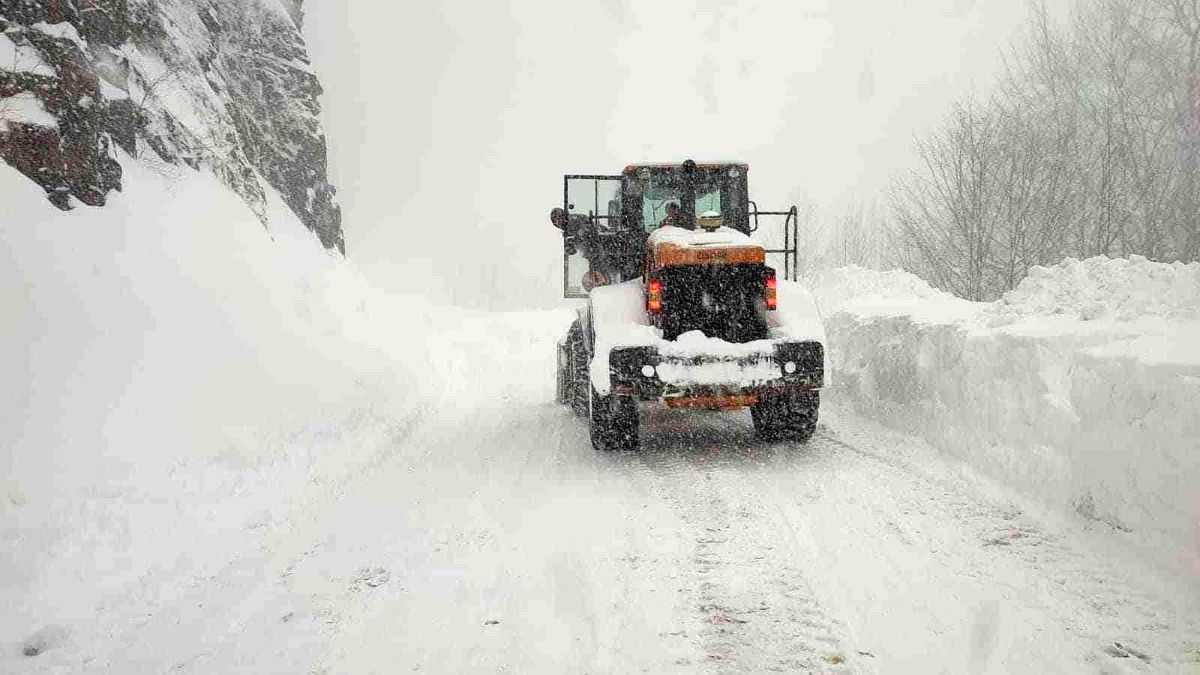 Kastamonu\'da karayoluna çığ düştü, yol ulaşıma kapandı