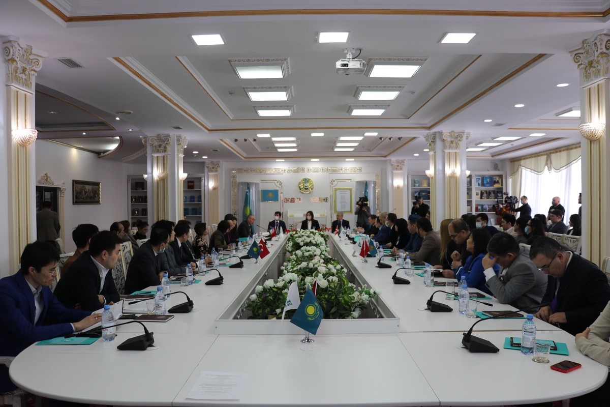 Kazakistan\'da "Yunus Emre Seçkisi" kitabının Kazakça çevirisi törenle tanıtıldı
