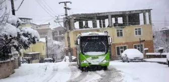 Kocaeli'de kar yağışı günlük yaşamı olumsuz etkiliyor