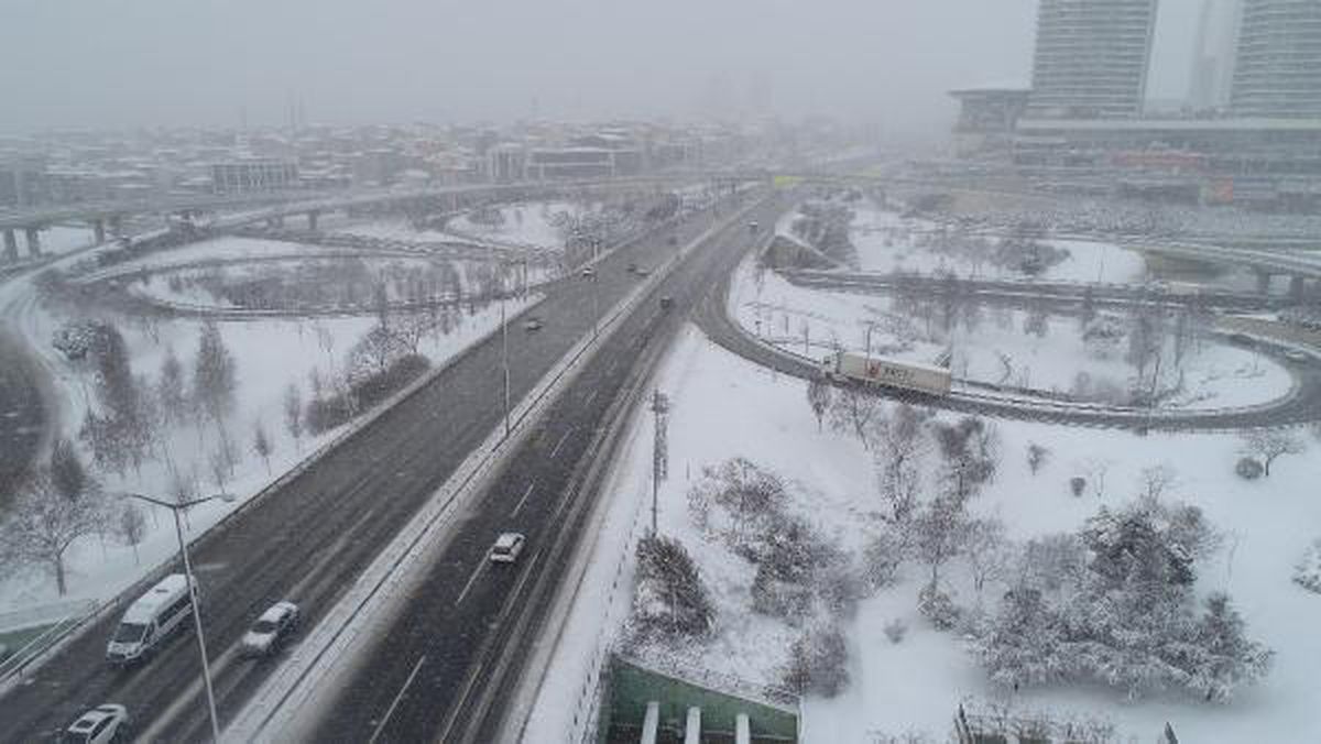 Mahmutbey TEM Otoyolu'ndaki kar yağışı havadan görüntülendi