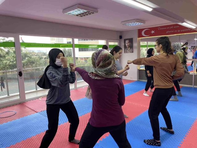 Manisa Gençlik ve Spor İl Müdürlüğünden kız öğrencilere savunma eğitimi