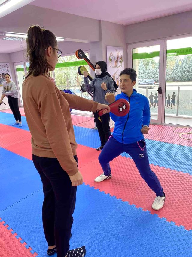 Manisa Gençlik ve Spor İl Müdürlüğünden kız öğrencilere savunma eğitimi