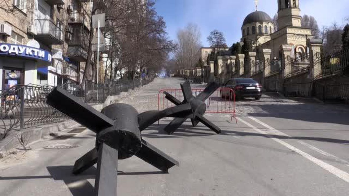 Müzeden çıkarılan 2. Dünya savaşından kalma 'tank kapanı' Kiev'de barikat olarak kullanılıyor