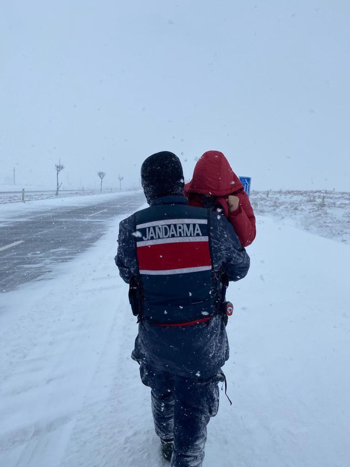Son dakika haberi! Nevşehir\'de yolda mahsur kalanlar, jandarma karakolunda konuk edildi