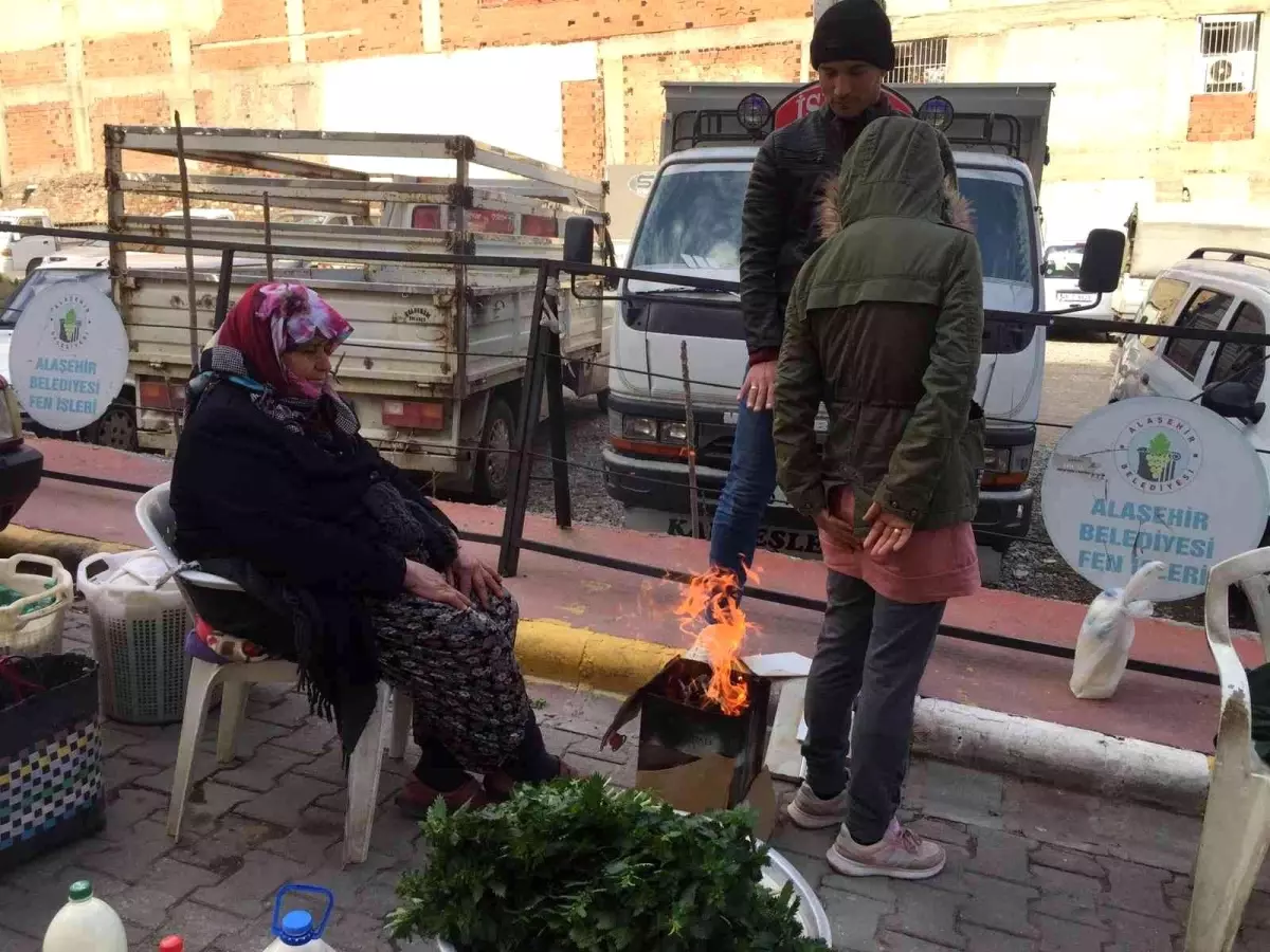 Pazarcılar, yaktıkları ateşle ısınmaya çalıştı