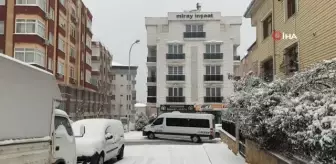 Pendik'te kaygan zeminde araçlar kaydı, sürücüler zor anlar yaşadı