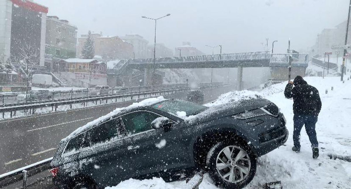 Pendik\'te kontrolünü kaybeden araç kaza yaptı