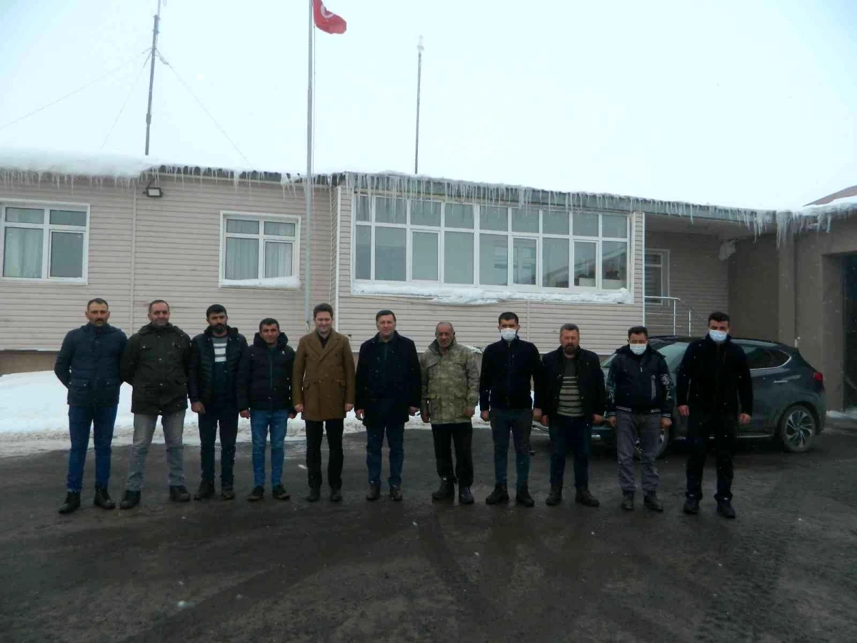 Posof Kaymakamı ve Belediye Başkanı 2 bin 550 rakımlı Ulgar Dağı\'nda karla mücadele ekiplerini ziyaret etti