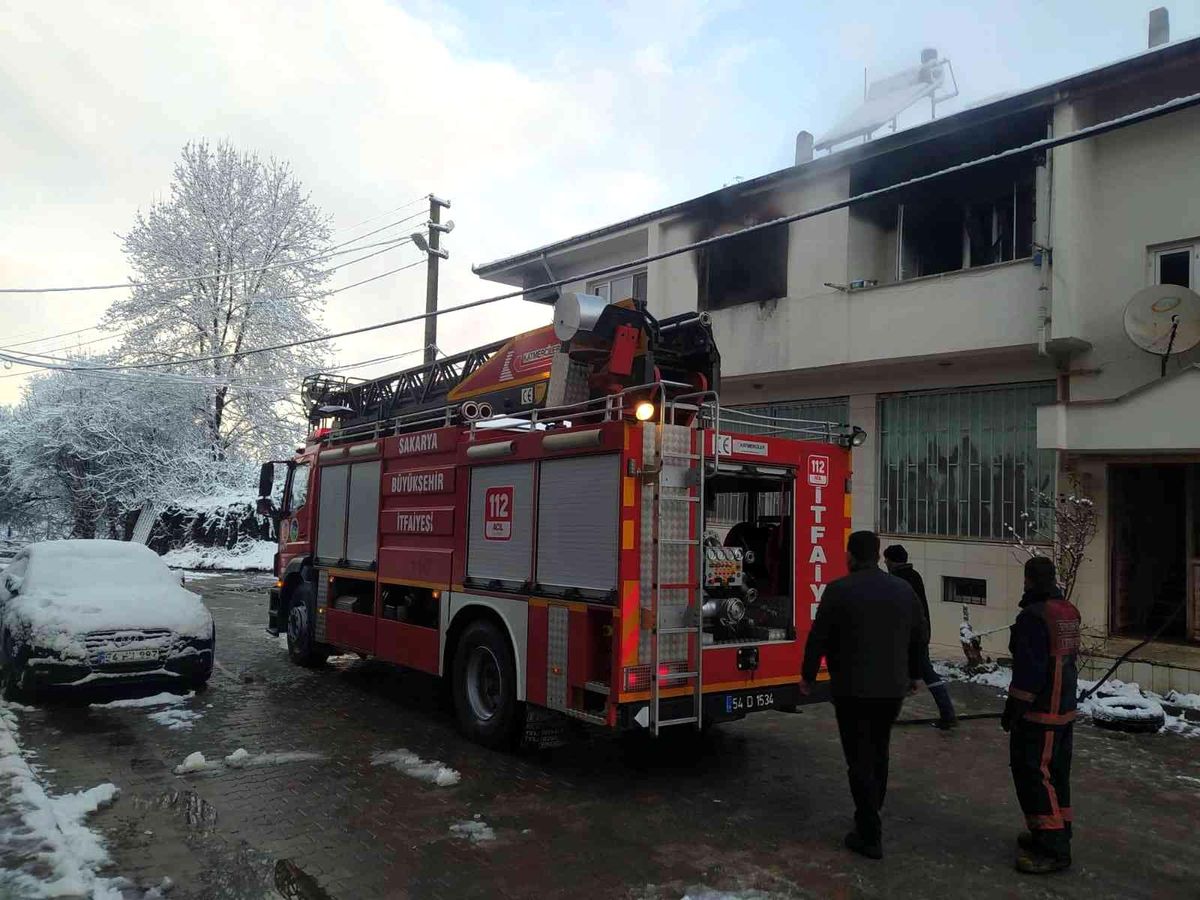 Sakarya\'da iki katlı ev alevlere teslim oldu