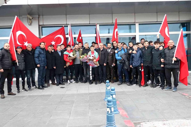 Şampiyonlar, Kayseri'de çiçeklerle karşılandı