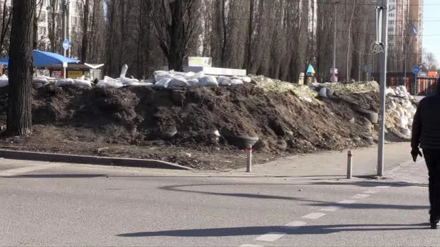 Ukraynalılar kent savaşına hazırlanıyor! Kiev'in etrafı hendeklerle sarılıyor