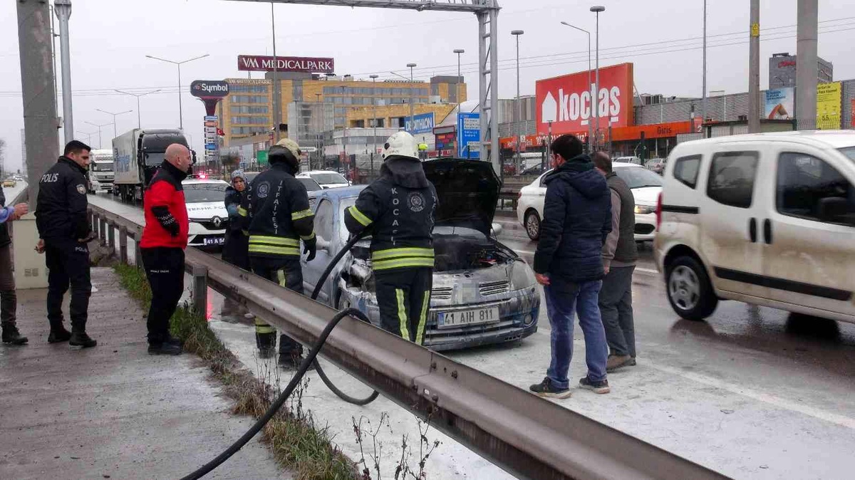 Seyir halindeki otomobilin motoru yandı