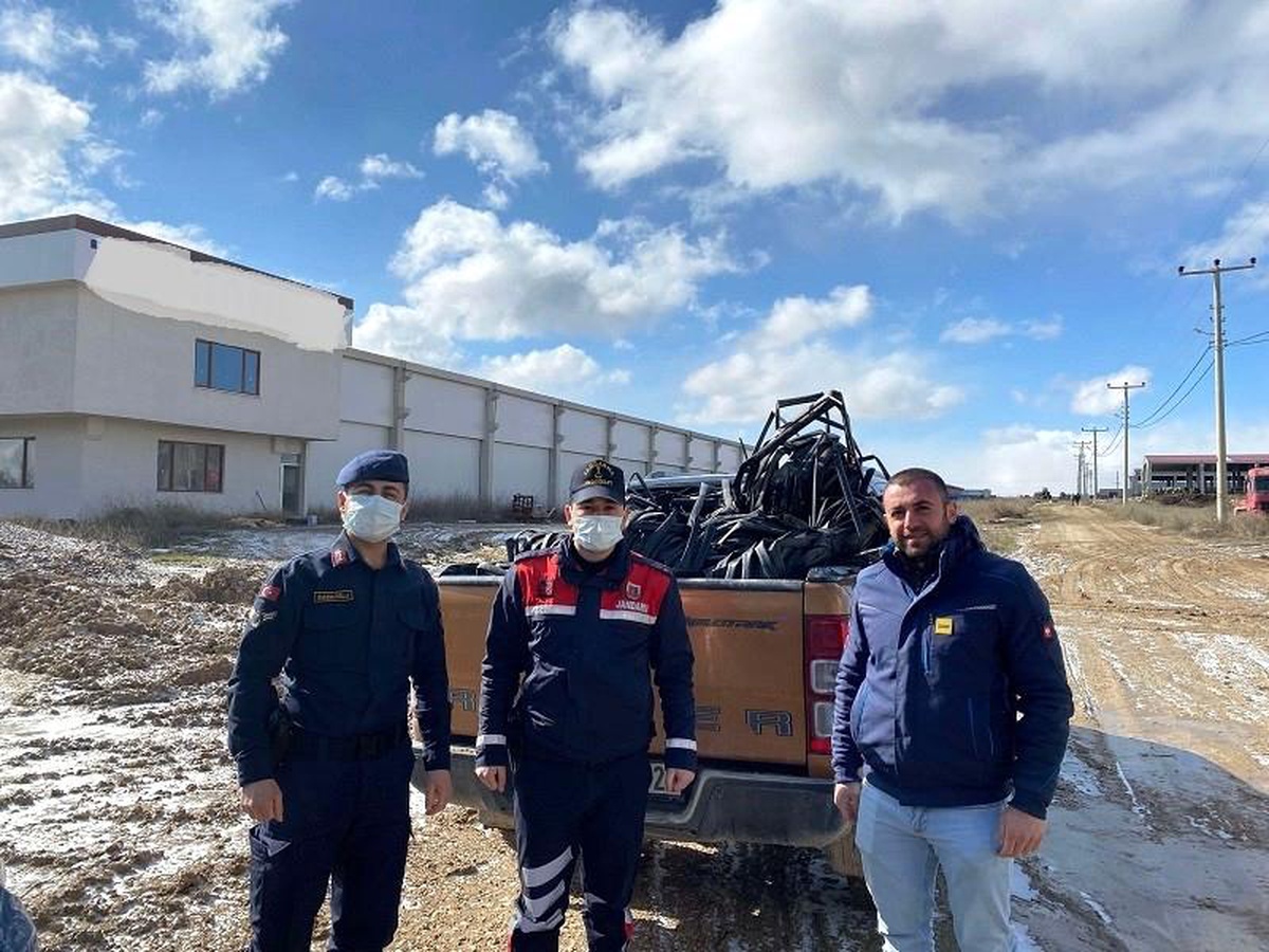 Tarladan çalınan sulama boruları bulunarak sahibine teslim edildi, 3 kişi yakalandı