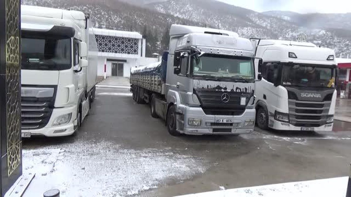 Tokat-Sivas kara yolunda tipi nedeniyle ulaşımda aksama yaşanıyor