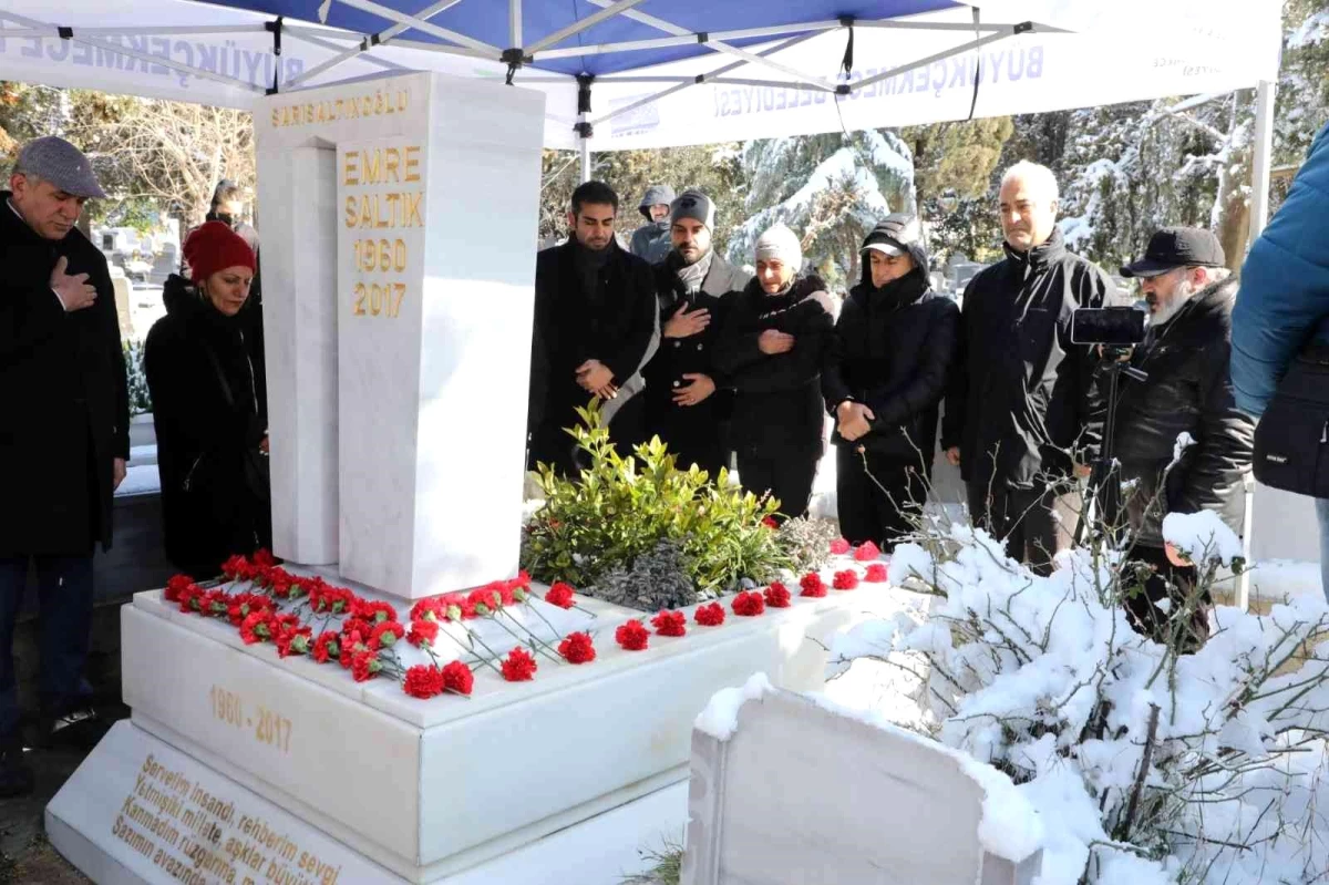 Türk halk müziği sanatçısı Emre Saltık vefatının 5\'inci yılında kabri başında anıldı