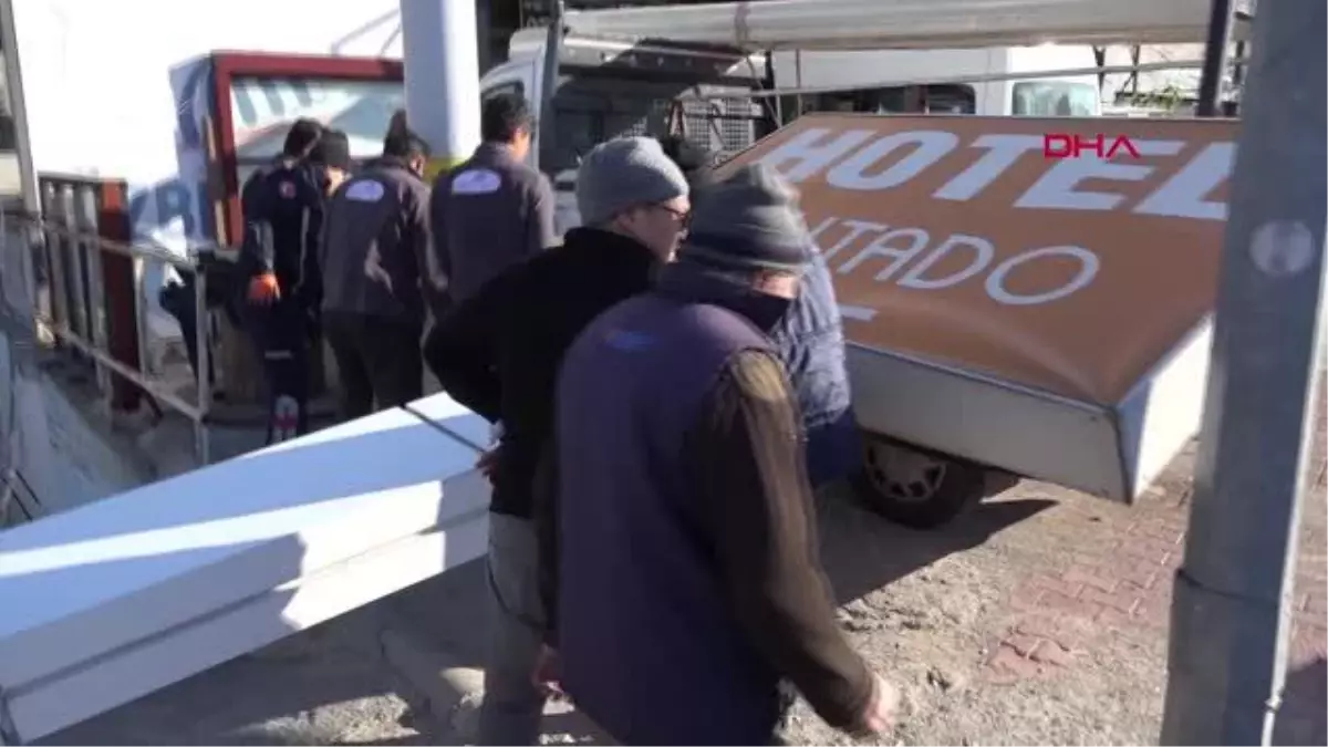 ÜZERİNE 10 METRELİK TABELA DÜŞTÜ