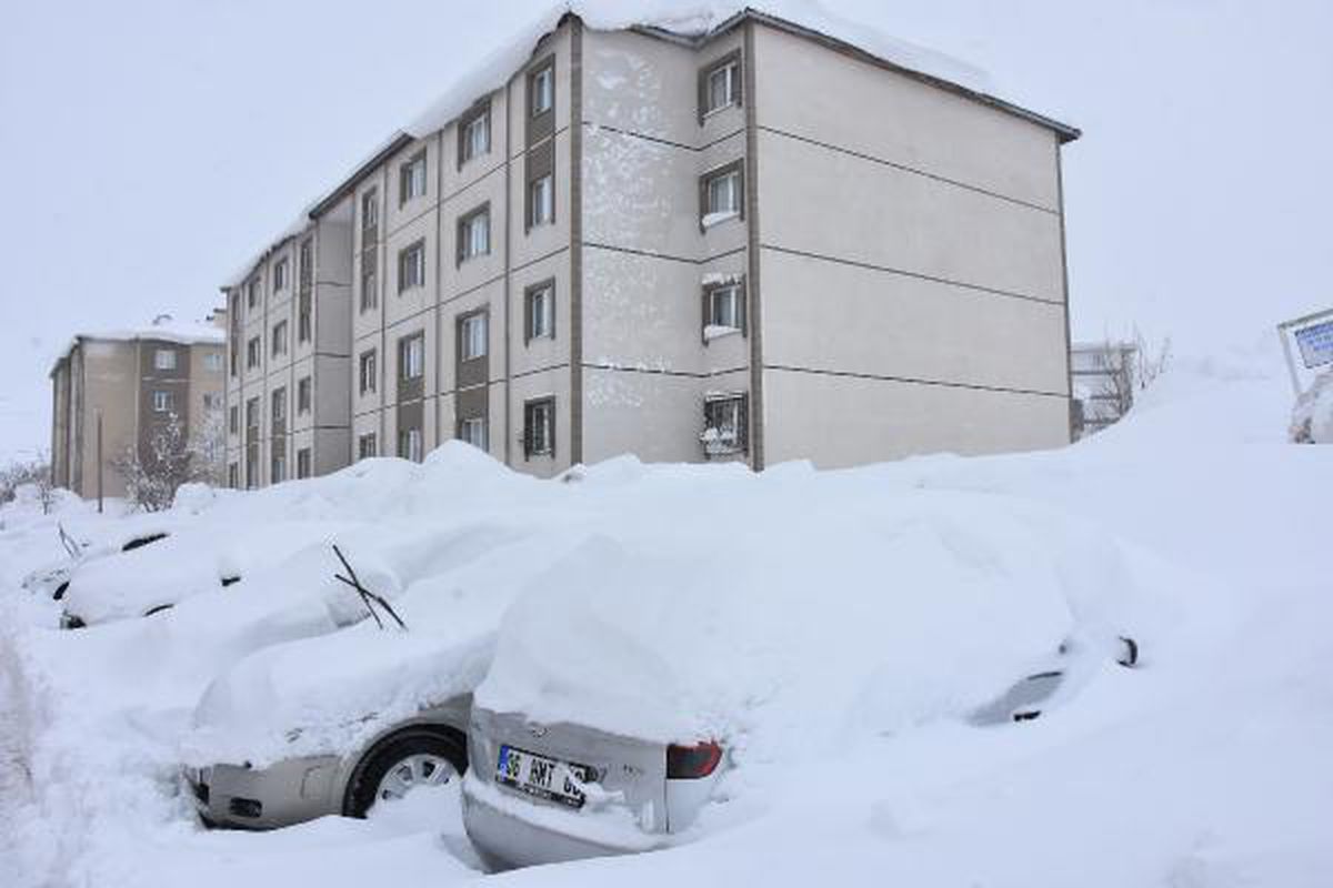 VAN VE BİTLİS'TE 445 YERLEŞİM YERİNİN YOLU ULAŞIMA KAPANDI