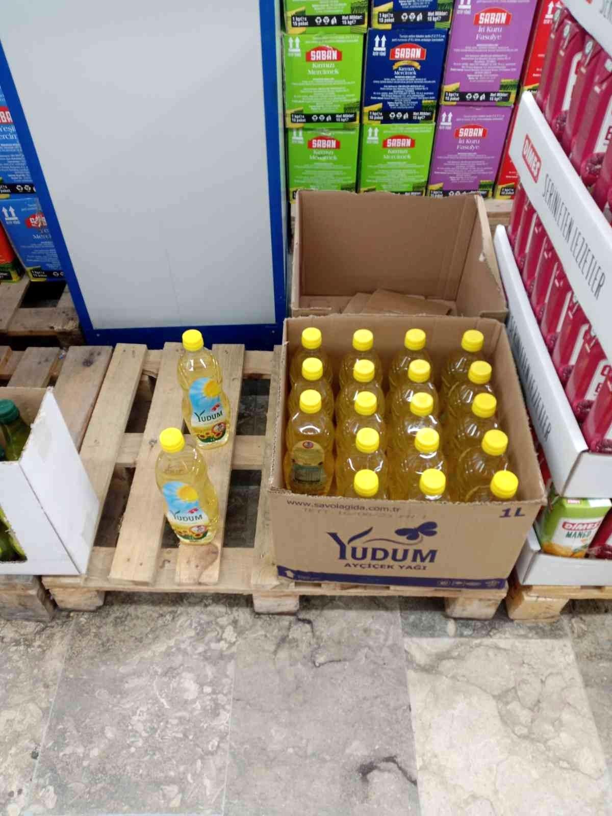 Afyonkarahisar\'da bir zincir markette boş yağ kolileri raflara konuldu