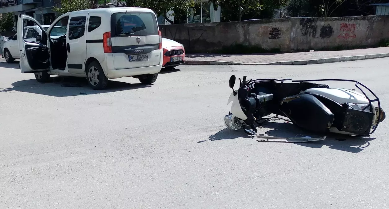 Adana\'da motosikletle hafif ticari aracın çarpışması güvenlik kamerasında