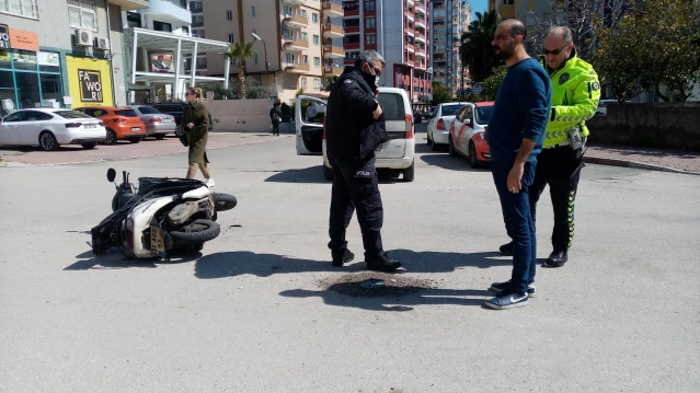 Adana'da motosikletle hafif ticari aracın çarpışması güvenlik kamerasında