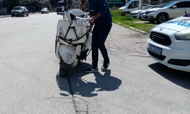 Adana'da motosikletle hafif ticari aracın çarpışması güvenlik kamerasında