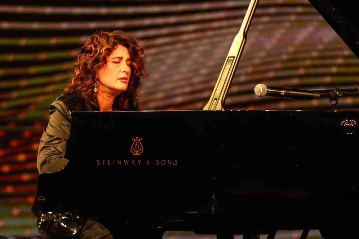 Annesi Rus, babası Ukraynalı olan piyanist Anjelika Akbar\'dan diplomasi formunda konser