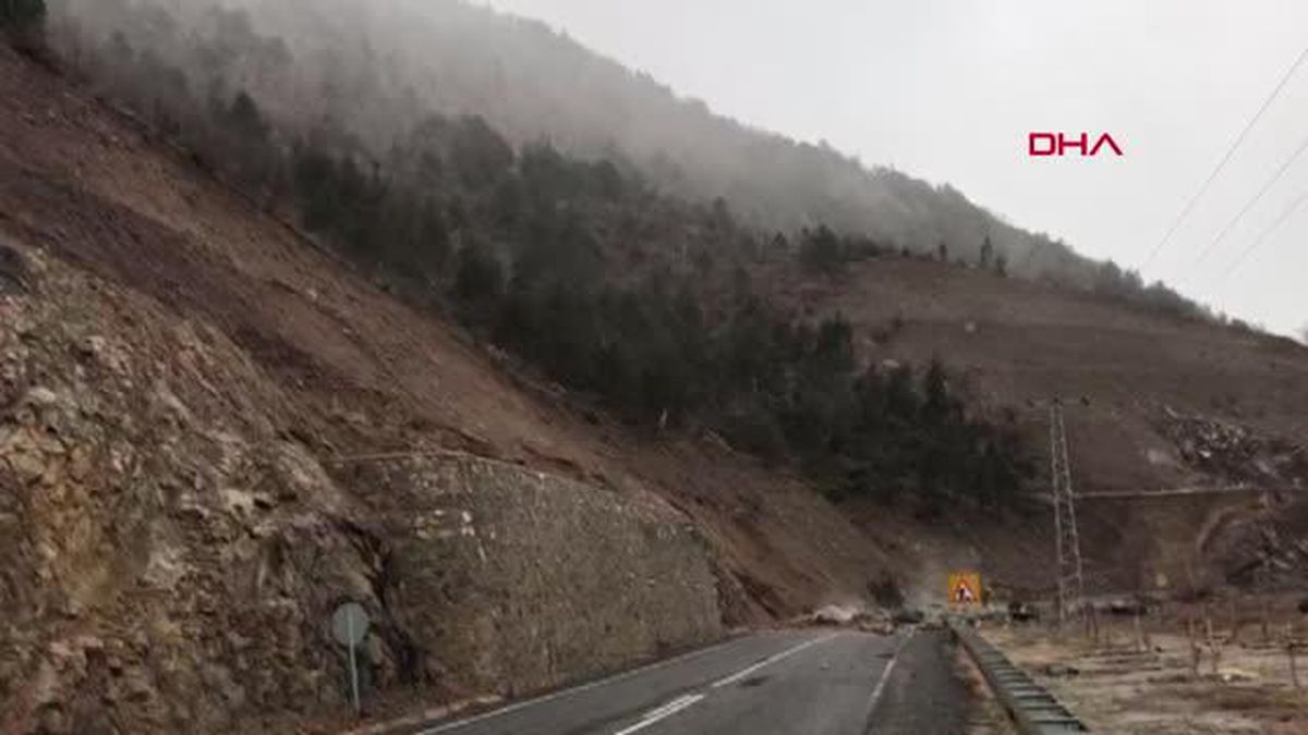 Artvin'de kayaların düştüğü yol kapandı; o anlar kamerada