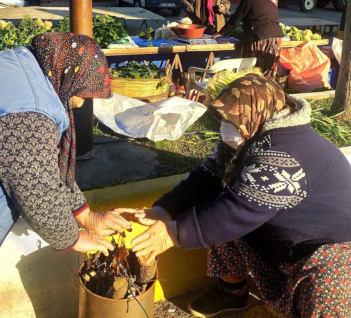 Aydınlı pazarcılar soğuk havada yaktıkları ateşle ısınmaya çalıştı