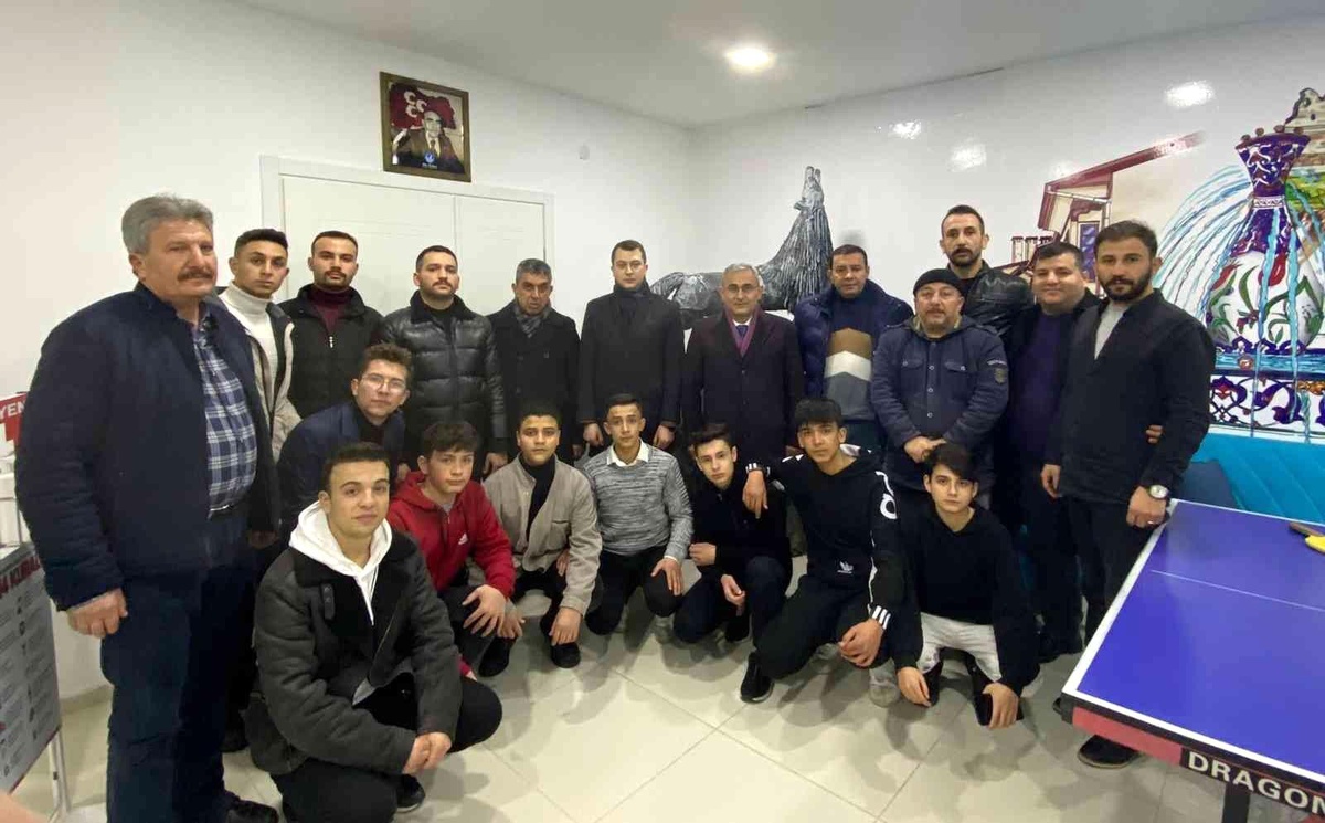 Başkan Alim Işık, Ülkü Ocakları\'nda gençlerle buluştu