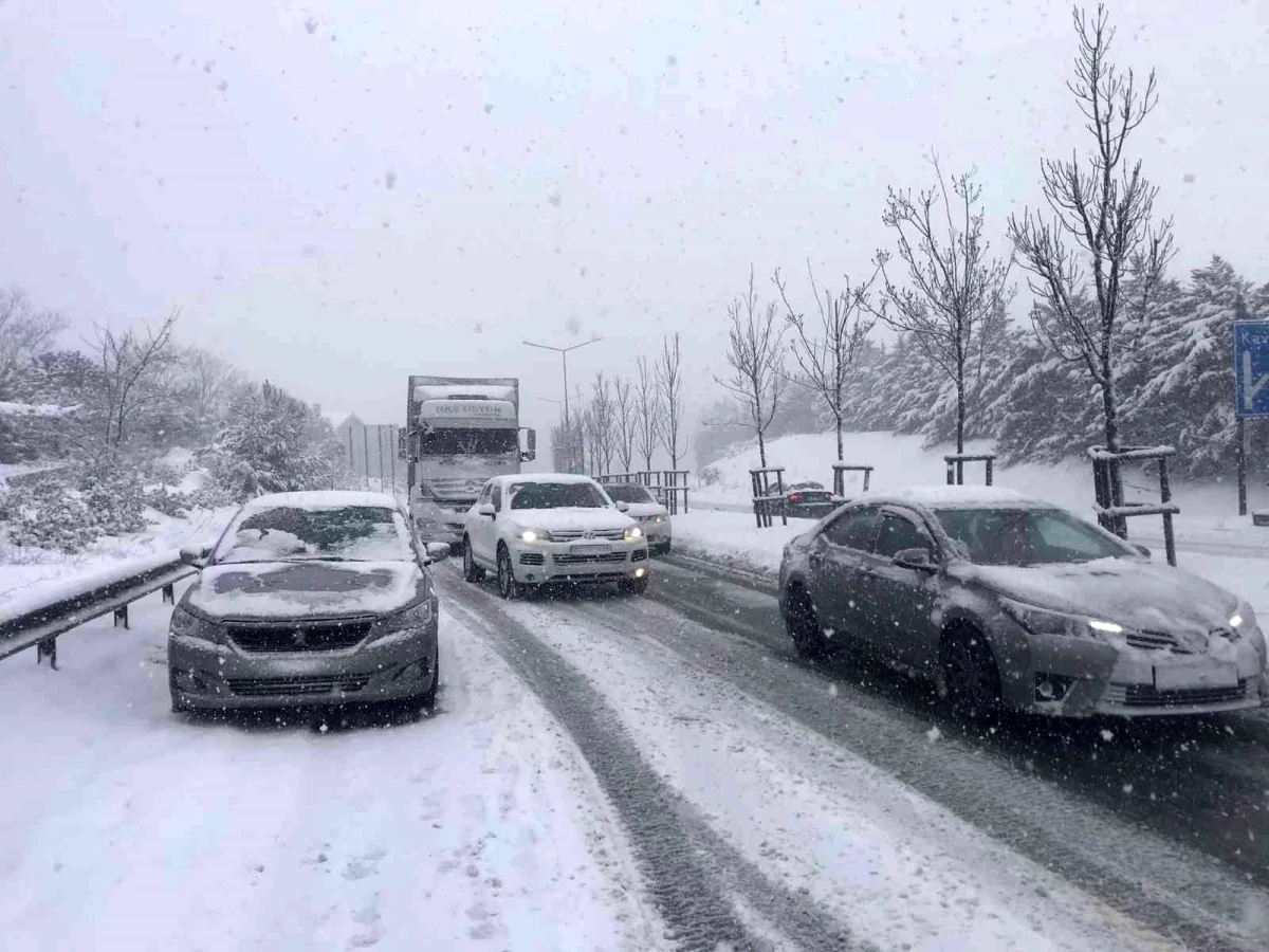 Beykoz\'da yoğun kar yağışıyla araçlar yolda kaldı, sürücüler zor anlar yaşadı