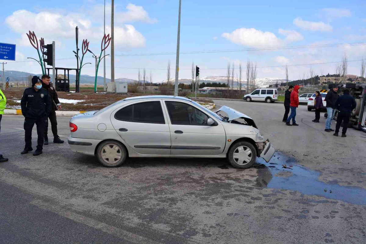 Bigadiç\'te ambulans kaza yaptı
