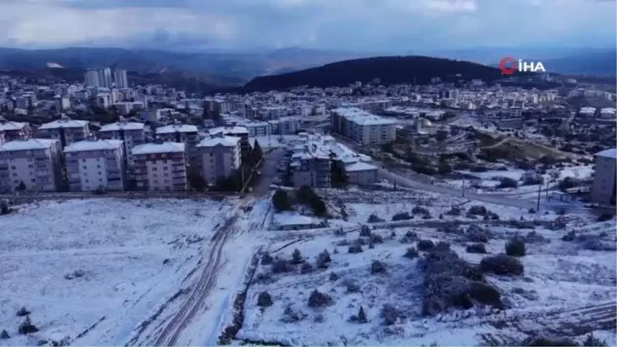 Bilecik\'te yoğun yağan kar yağışı birçok köy yolunu ulaşıma kapattı