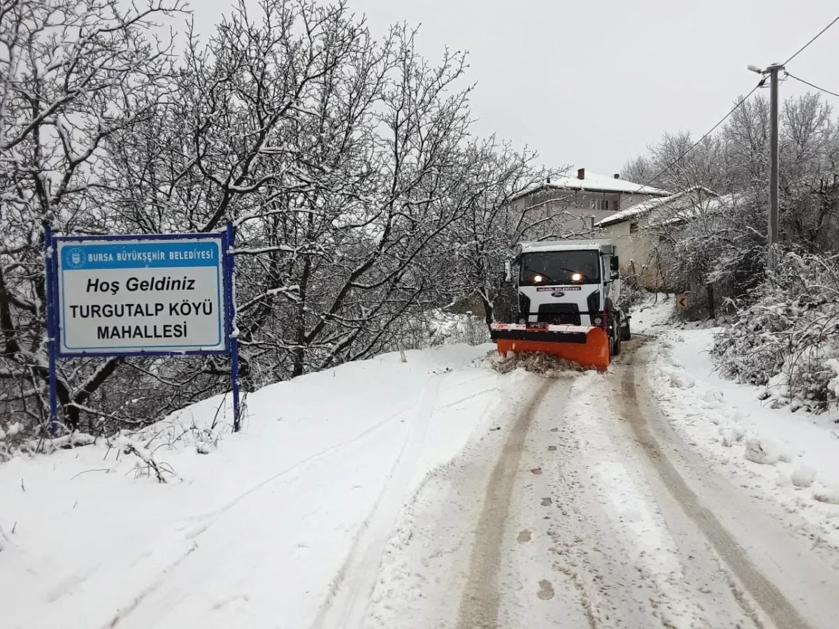 Büyükşehir açılmadık köy yolu, tuzlanmadık cadde bırakmadı