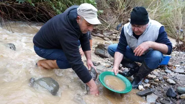 İzmir'de buz gibi suda altın arıyorlar