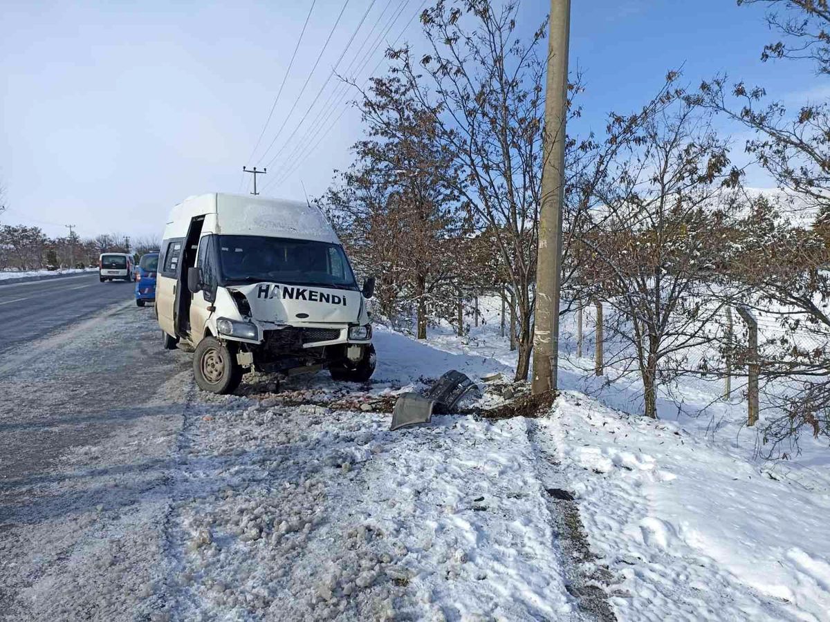 Elazığ'da minibüs aydınlatma direğine çarptı: 2 yaralı