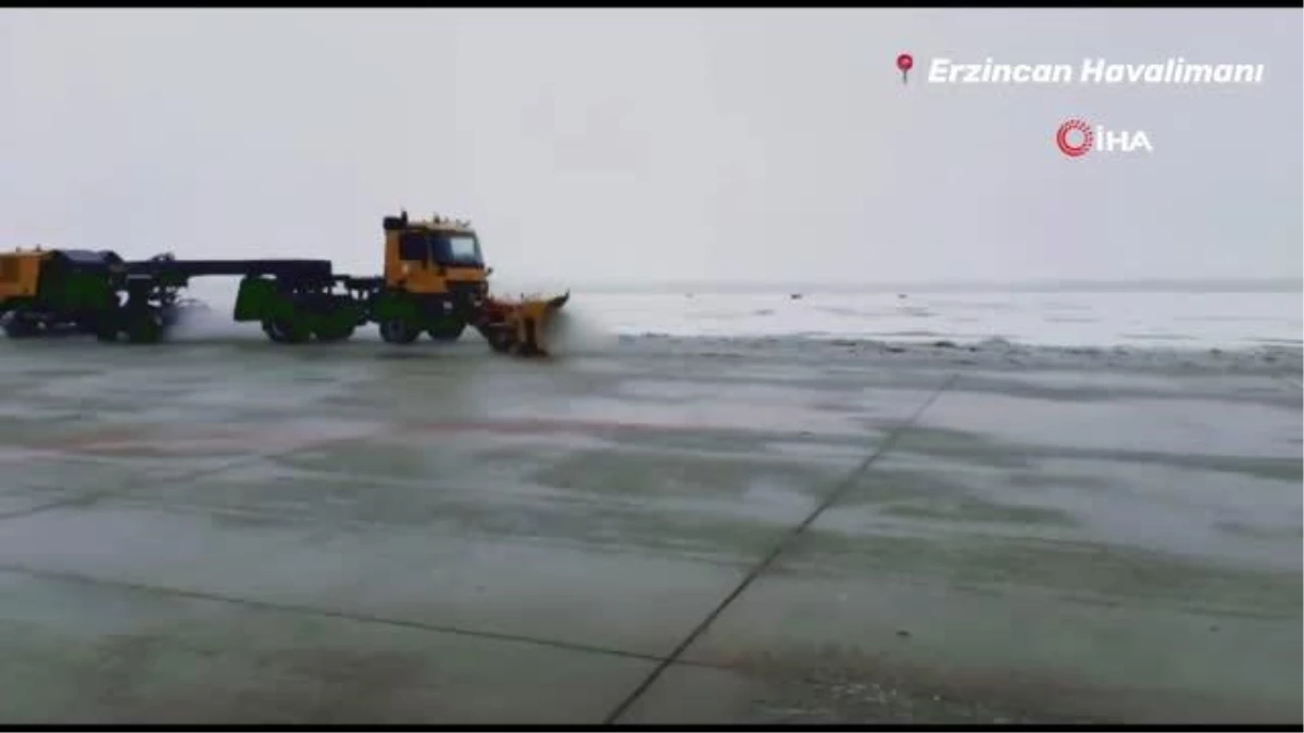 Erzincan Yıldırım Akbulut Havalimanı\'nda karla mücadele