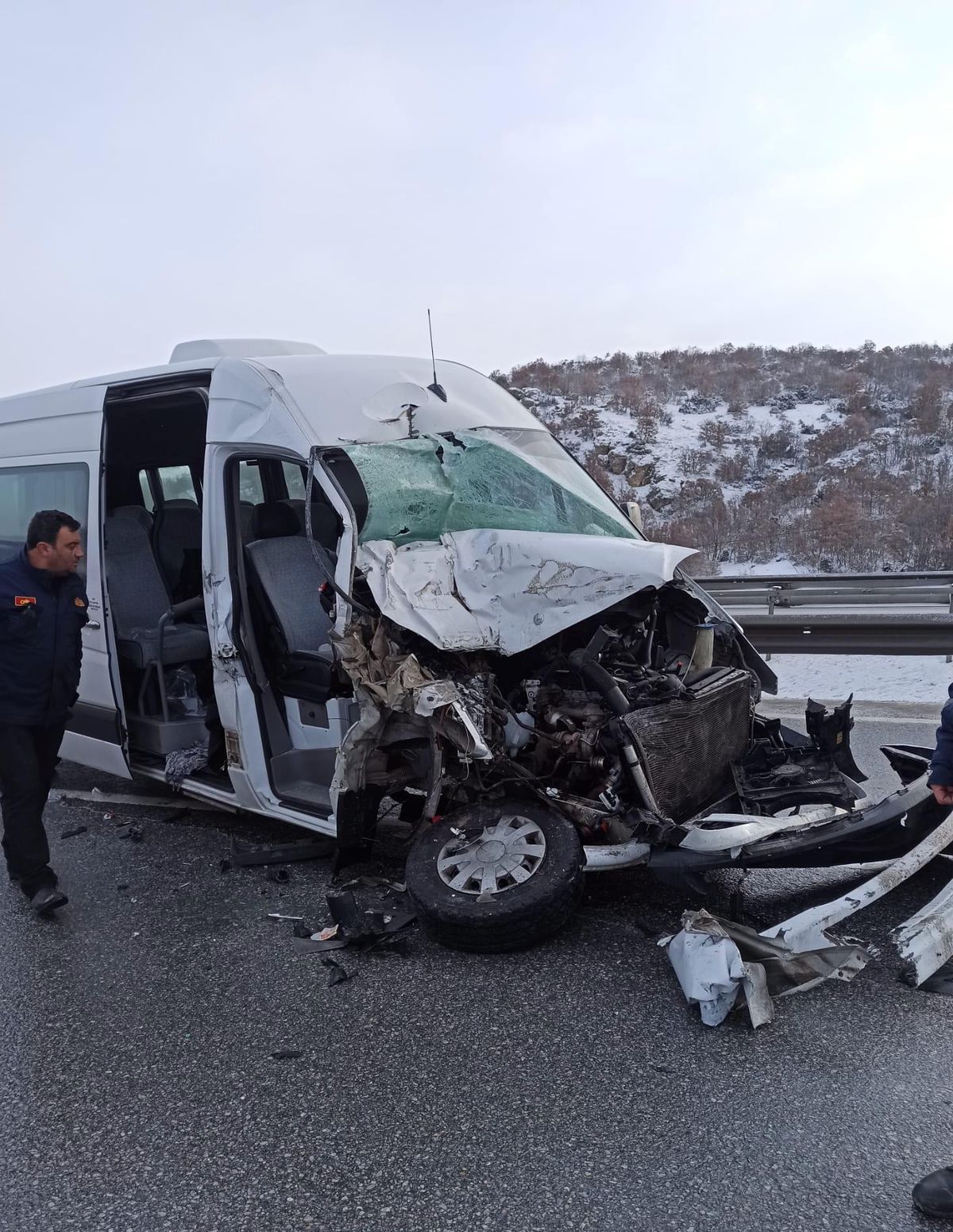 Eskişehir\'de öğrencileri taşıyan minibüsle kamyon çarpıştı, 16 kişi yaralandı